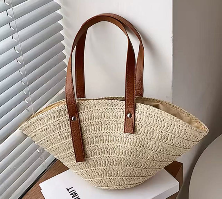 Medium casual straw bag