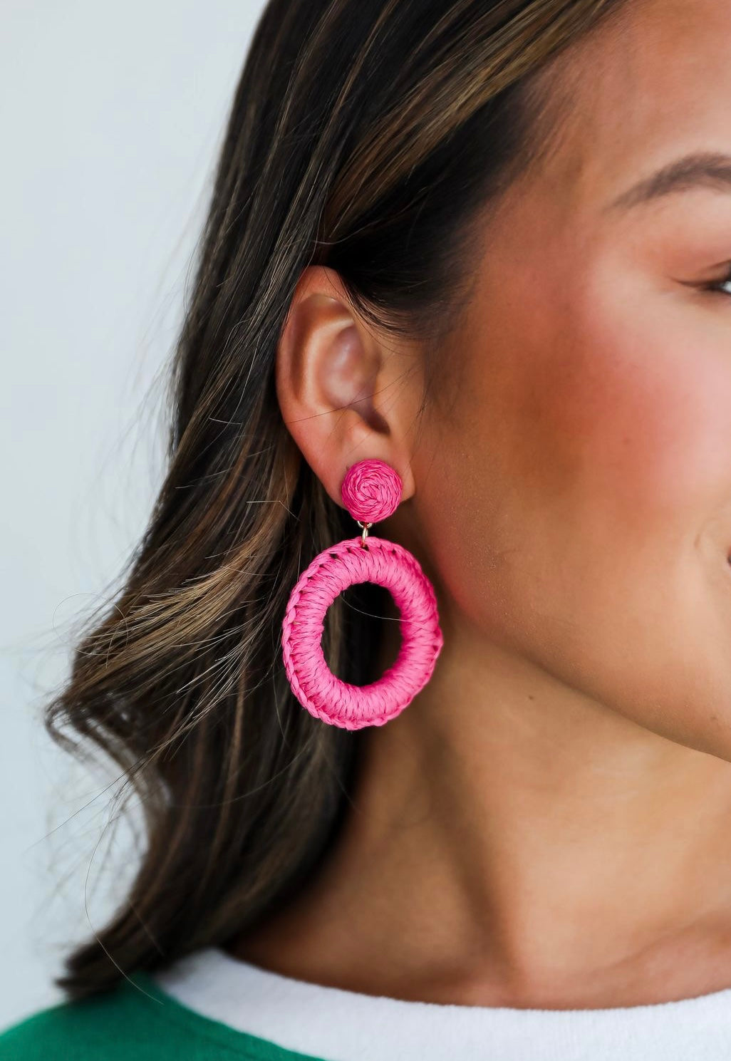 Circular raffia earrings pink