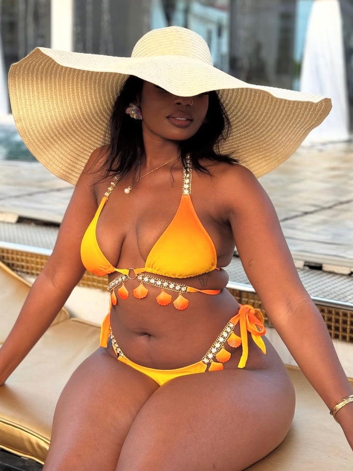 Stringed bikini with shells