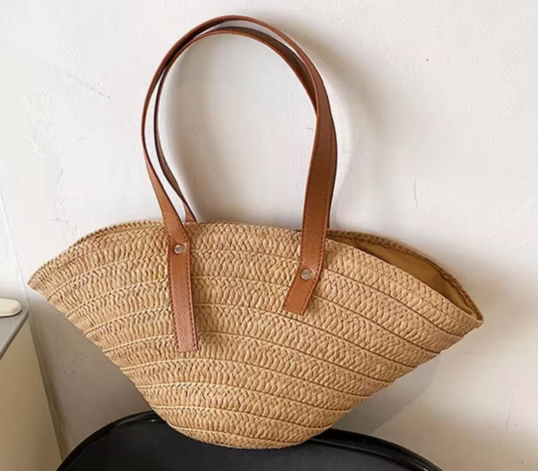 Medium casual straw bag