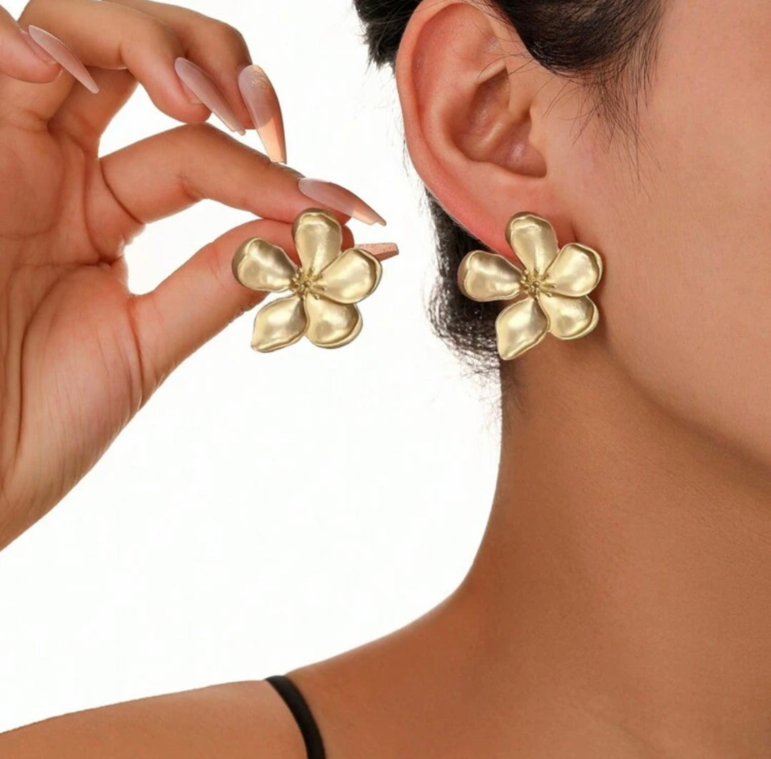 Floral stud earrings gold