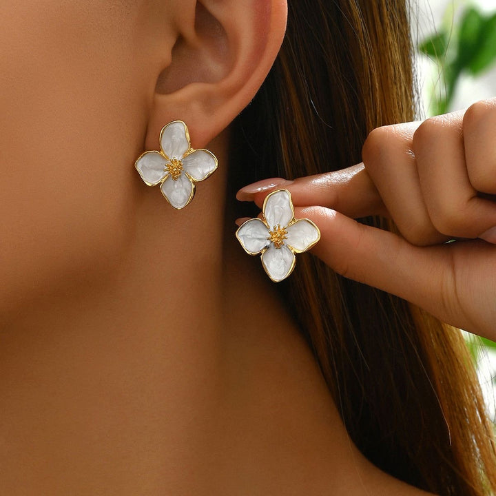 Floral stud earrings white