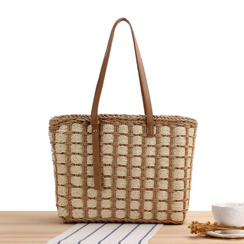 Shoulder straw tote