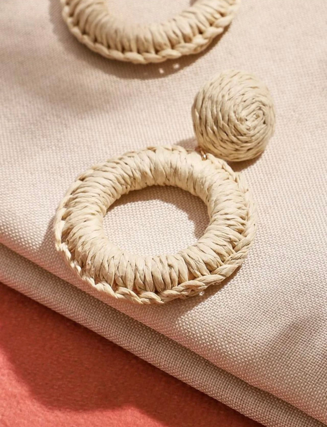 Circular raffia earrings