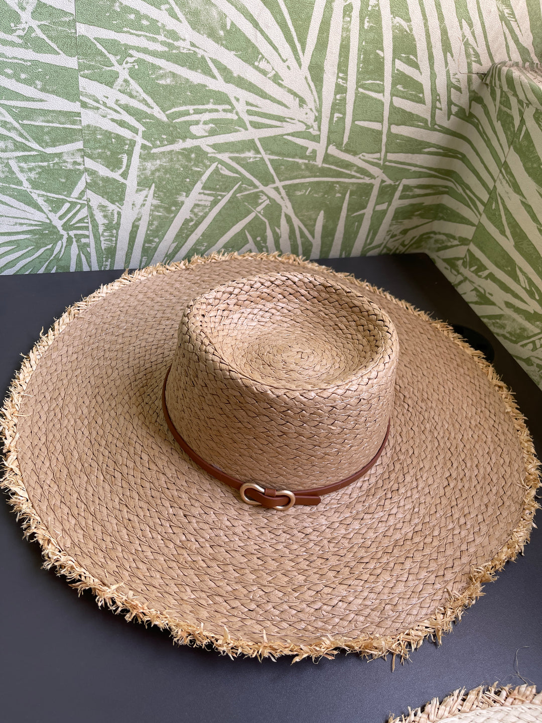 Sun hat with a belt