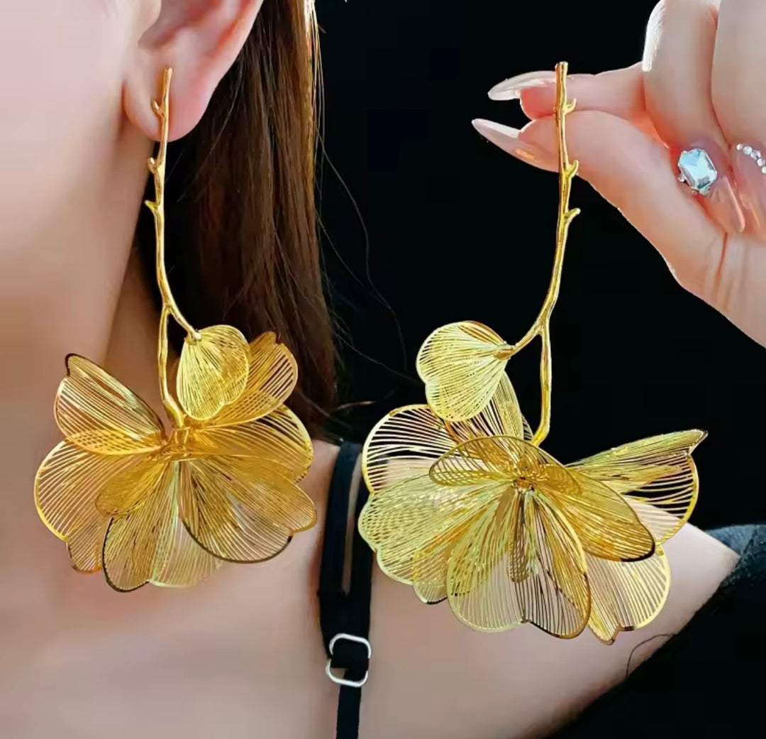 Gold floral dangle earrings