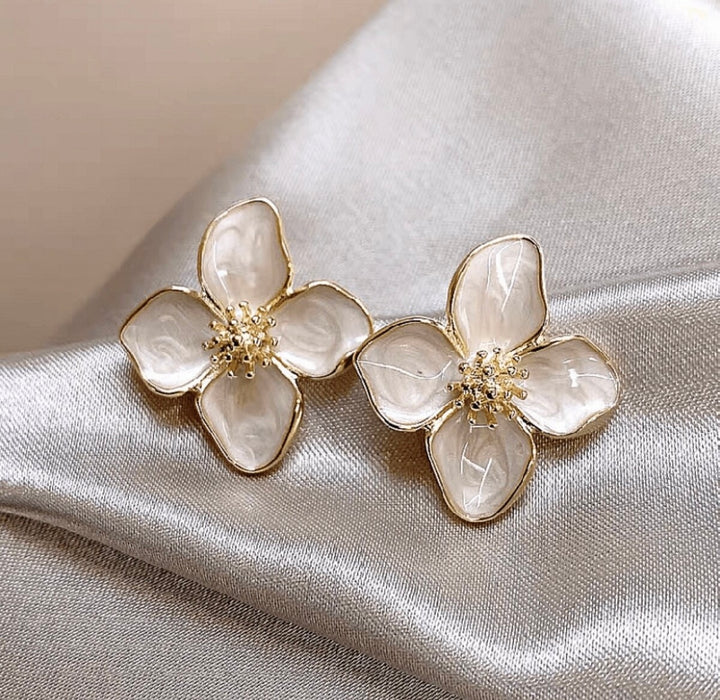 Floral stud earrings white