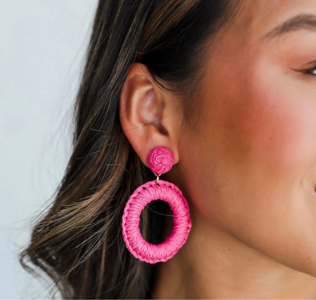 Circular raffia earrings pink