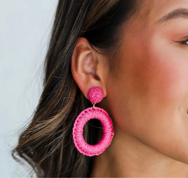 Circular raffia earrings pink
