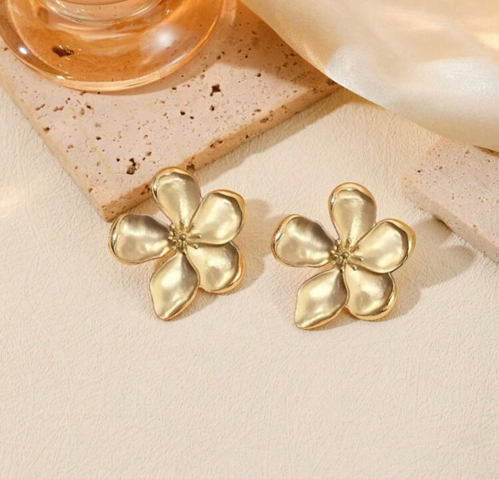 Floral stud earrings gold