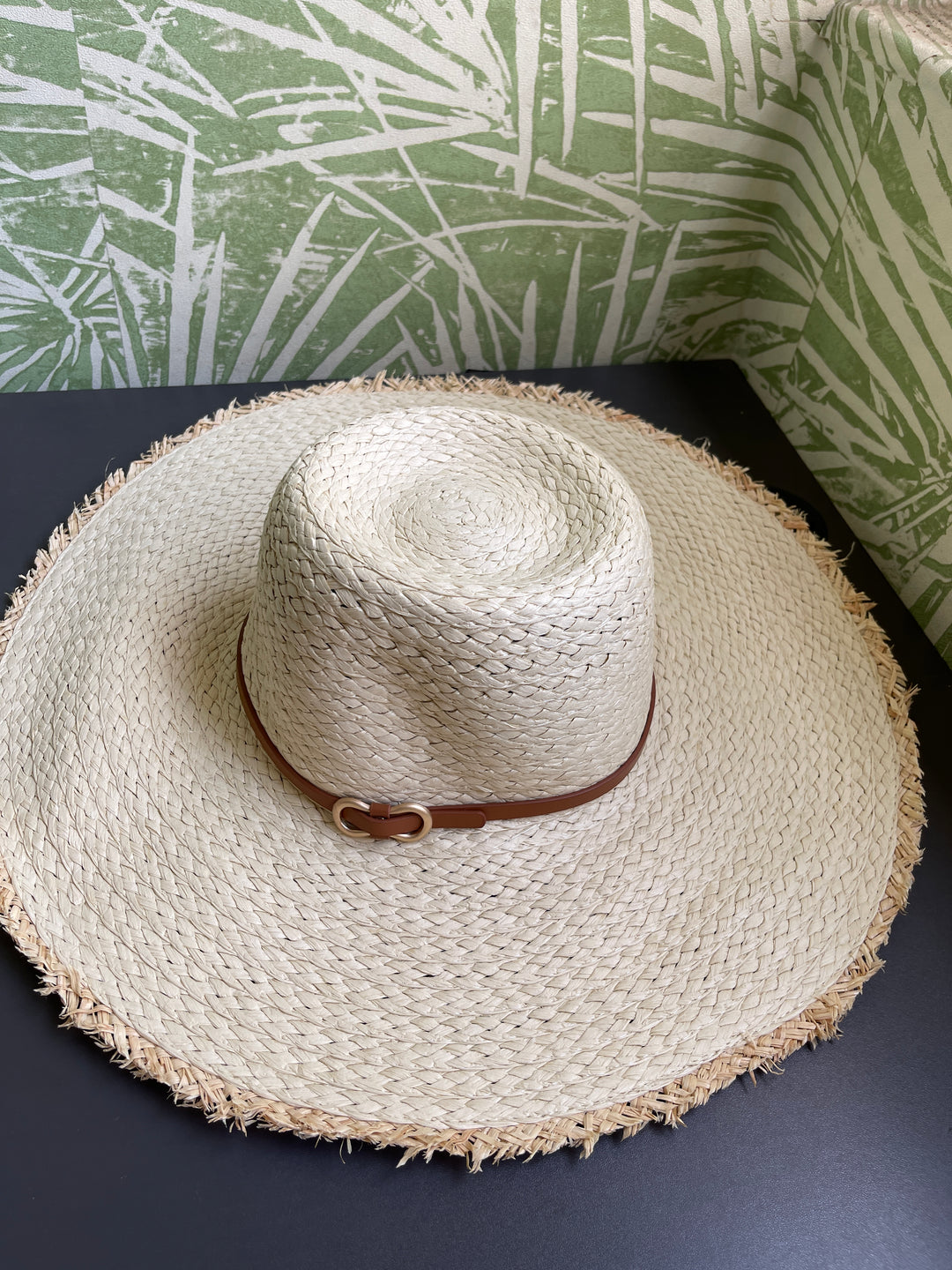 Sun hat with a belt