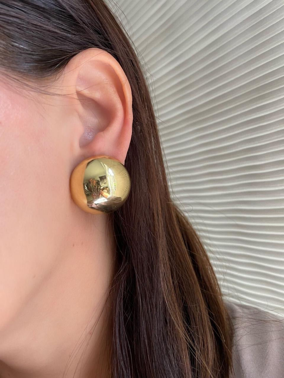 Round gold earrings